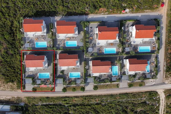 Foto van Luxury Escape with Swimming Pool & Modern Design - Four Bedroom Villa with Private Pool ( Villa 1) - Outdoor