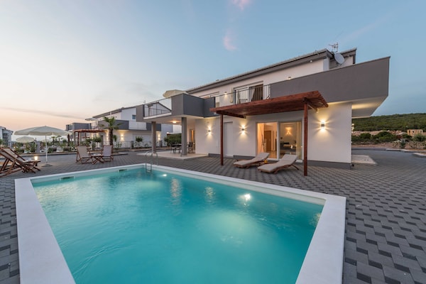 Foto van Luxury Escape with Swimming Pool & Modern Design - Four Bedroom Villa with Private Pool ( Villa 1) - Pool