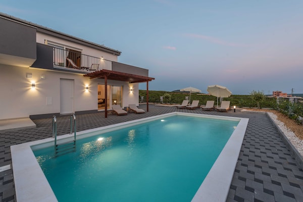 Foto van Luxury Escape with Swimming Pool & Modern Design - Four Bedroom Villa with Private Pool ( Villa 1) - Pool