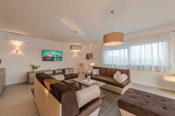 Foto van Deluxe Four Bedroom Villa with Sea View and Private Pool (Villa 5) - LivingRoom