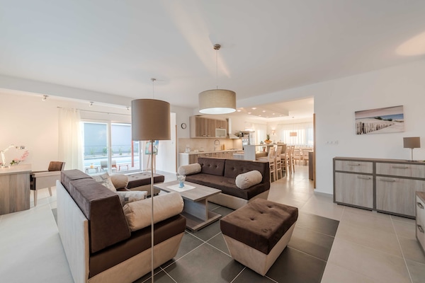 Foto van Deluxe Four Bedroom Villa with Sea View and Private Pool (Villa 5) - LivingRoom