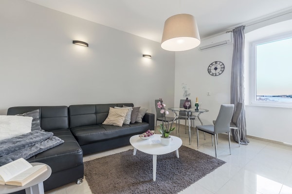 Foto van Classic One Bedroom Apartment with Sea View - Vakantiehuis in Pula - LivingRoom