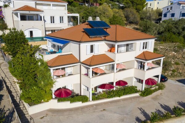 Foto van Classic One Bedroom Apartment with Sea View and Terrace - Outdoor