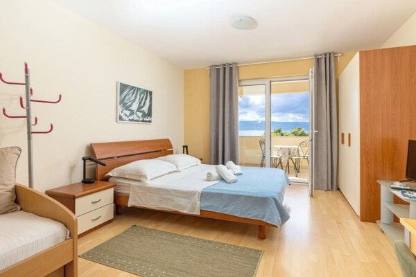 Foto van Comfort One Bedroom Apartment with Sea View and Terrace - BedRoom