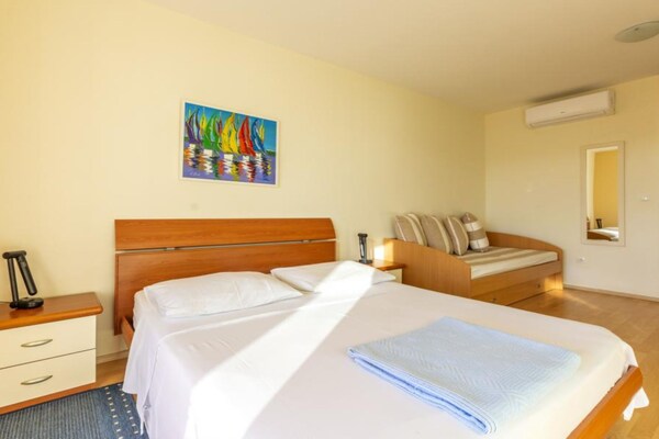 Foto van Comfort One Bedroom Apartment with Sea View and Terrace - BedRoom
