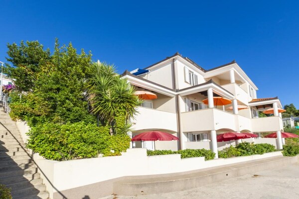 Foto van Comfort One Bedroom Apartment with Sea View and Terrace - Outdoor