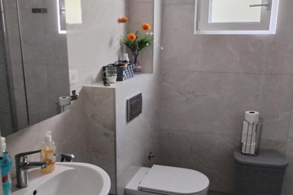 Foto van Classic One Bedroom Apartment with Terrace - Vakantiehuis in Povljana - BathRoom