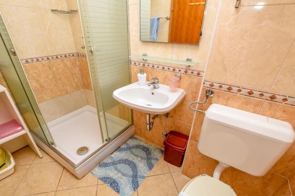 Foto van Aurel Suites- One Bedroom Apartment with Balcony - Vakantiehuis in Rogoznica - BathRoom