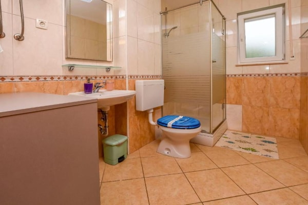 Foto van Aurel Suites- Classic Two Bedroom with Balcony - Vakantiehuis in Rogoznica - BathRoom