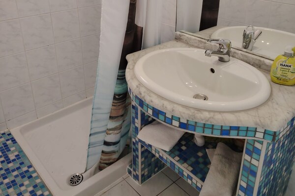 Foto van Comfort Kostrena Apartments Rijeka -Studio apartment with terrace near the sea (6) - BathRoom