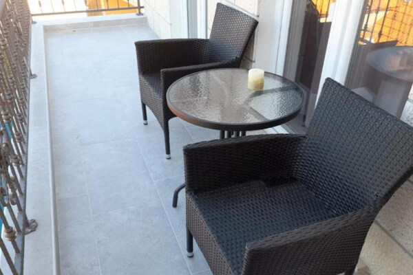 Foto van Comfort Apartments Lumbarda - TwoBedroom Apartment With SeaView - LivingRoom