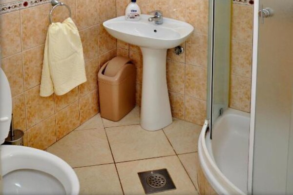 Foto van Comfort Apartments Lumbarda - TwoBedroom Apartment With SeaView - BathRoom