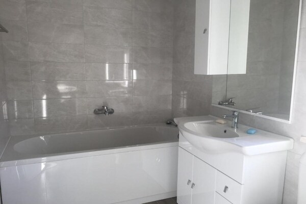 Foto van Comfort Apartments Lumbarda - TwoBedroom Apartment With SeaView - BathRoom