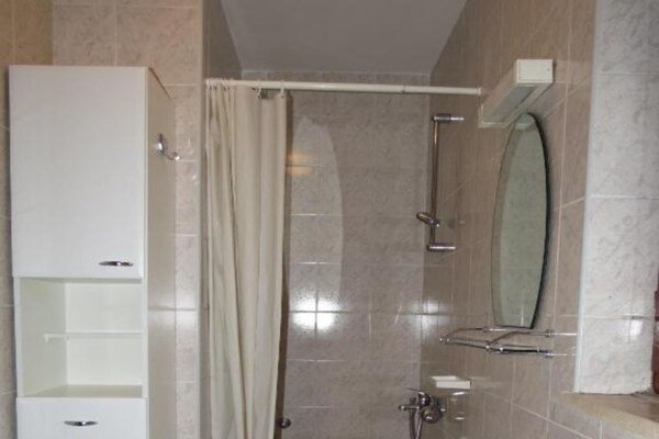 Foto van Comfort Apartments Lumbarda - TwoBedroom Apartment With SeaView - BathRoom