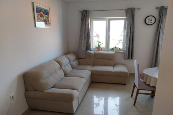 Foto van Comfort Apartments Lumbarda - TwoBedroom Apartment With SeaView - LivingRoom