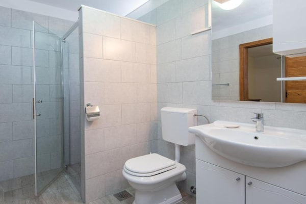 Foto van Beautiful Villa Anita - Four Bedroom Villa with Outdoor Swimming Pool - BathRoom