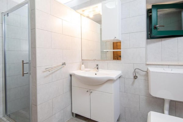 Foto van Beautiful Villa Anita - Four Bedroom Villa with Outdoor Swimming Pool - BathRoom