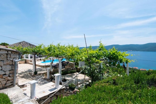 Foto van Beautiful Villa Anita - Four Bedroom Villa with Outdoor Swimming Pool - GardenSummer