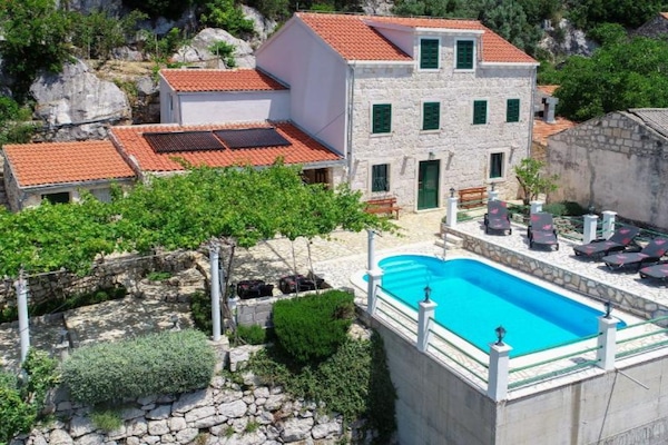 Foto van Beautiful Villa Anita - Four Bedroom Villa with Outdoor Swimming Pool - Outdoor