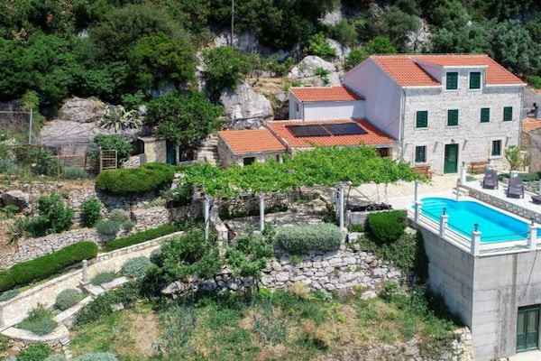 Foto van Beautiful Villa Anita - Four Bedroom Villa with Outdoor Swimming Pool - Outdoor