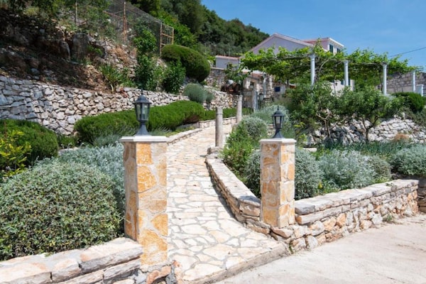 Foto van Beautiful Villa Anita - Four Bedroom Villa with Outdoor Swimming Pool - Outdoor