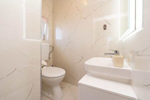 Foto van Bračić Premium Apartments with Outdoor Pool and Sauna - One Bedroom Apartment with Balcony - BathRoom