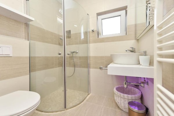 Foto van Bračić Premium Apartments with Outdoor Pool and Sauna - One Bedroom Apartment with Balcony - BathRoom
