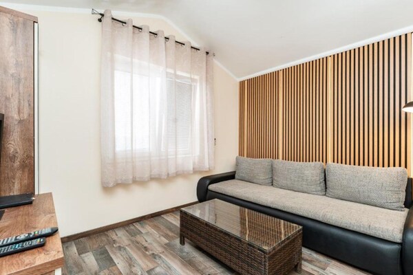Foto van Bračić Premium Apartments with Outdoor Pool and Sauna - One Bedroom Apartment with Balcony - LivingRoom