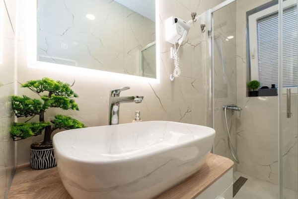 Foto van Bračić Premium Apartments with Outdoor Pool and Sauna - One Bedroom Apartment with Balcony - BathRoom