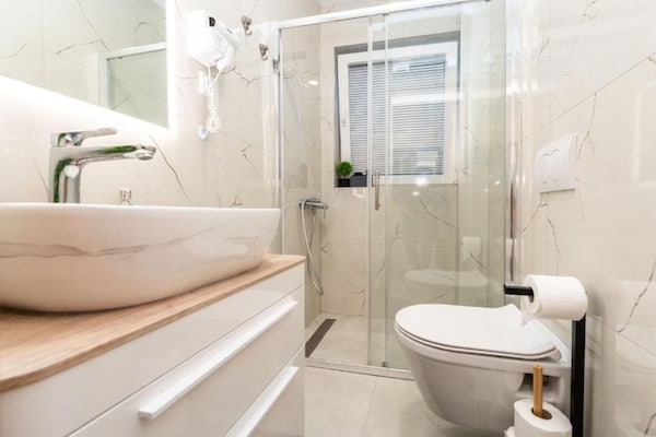 Foto van Bračić Premium Apartments with Outdoor Pool and Sauna - One Bedroom Apartment with Balcony - BathRoom