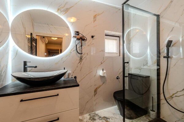 Foto van Bračić Premium Apartments with Outdoor Pool and Sauna - Studio Apartment with Balcony - BathRoom