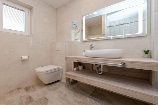 Foto van Bračić Premium Apartments with Outdoor Pool and Sauna - Superior One Bedroom Apartment with Balcony - BathRoom