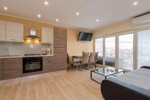 Foto van Bračić Premium Apartments with Outdoor Pool and Sauna - Superior One Bedroom Apartment with Balcony - DiningRoom