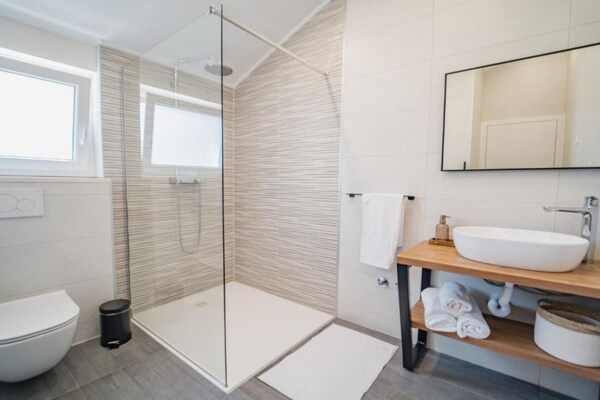 Foto van Charming Sunset View Villa with Outdoor Pool - Three Bedroom Villa - BathRoom