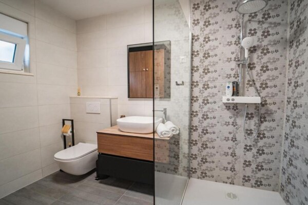 Foto van Charming Sunset View Villa with Outdoor Pool - Three Bedroom Villa - BathRoom