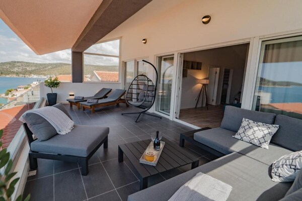 Foto van Charming Sunset View Villa with Outdoor Pool - Three Bedroom Villa - TerraceBalcony