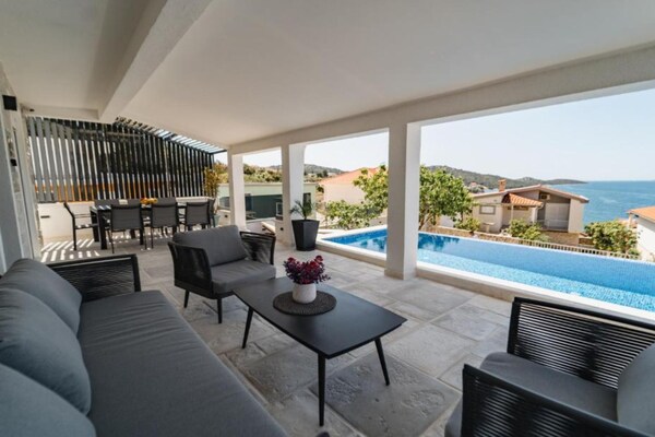 Foto van Charming Sunset View Villa with Outdoor Pool - Three Bedroom Villa - TerraceBalcony
