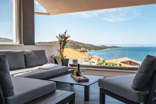 Foto van Charming Sunset View Villa with Outdoor Pool - Three Bedroom Villa - TerraceBalcony