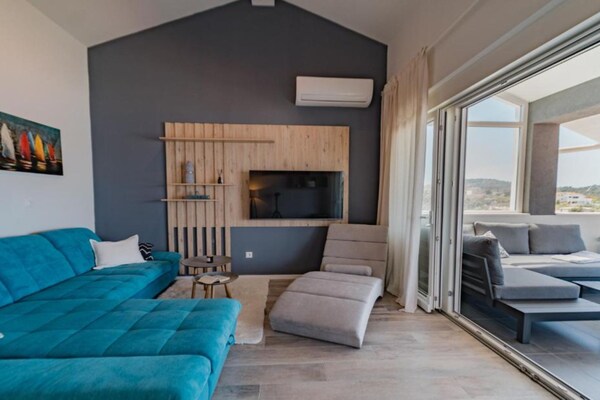 Foto van Charming Sunset View Villa with Outdoor Pool - Three Bedroom Villa - LivingRoom