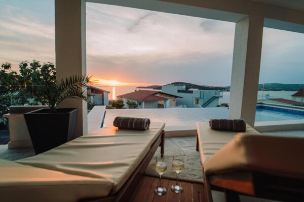 Foto van Charming Sunset View Villa with Outdoor Pool - Three Bedroom Villa - Terrace