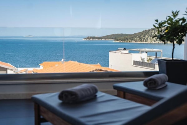 Foto van Charming Sunset View Villa with Outdoor Pool - Three Bedroom Villa - Terrace