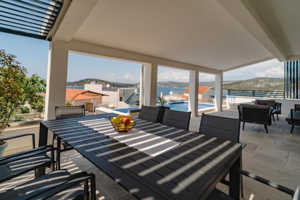 Foto van Charming Sunset View Villa with Outdoor Pool - Three Bedroom Villa - Terrace