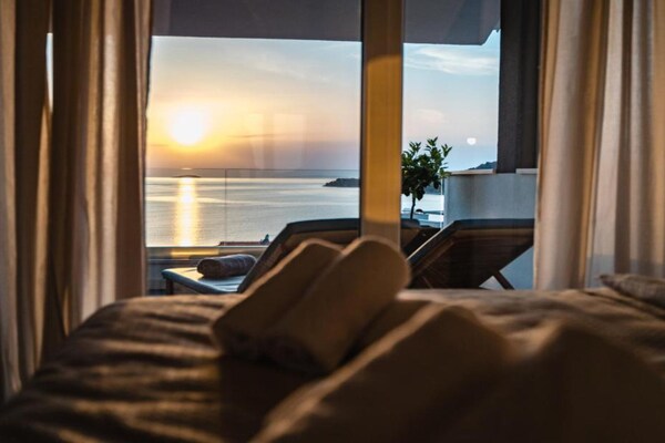 Foto van Charming Sunset View Villa with Outdoor Pool - Three Bedroom Villa - Terrace