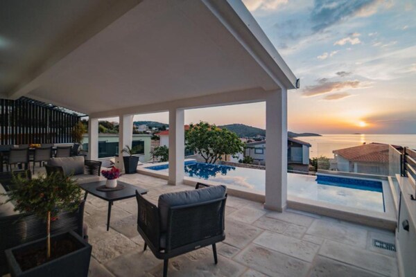 Foto van Charming Sunset View Villa with Outdoor Pool - Three Bedroom Villa - Terrace