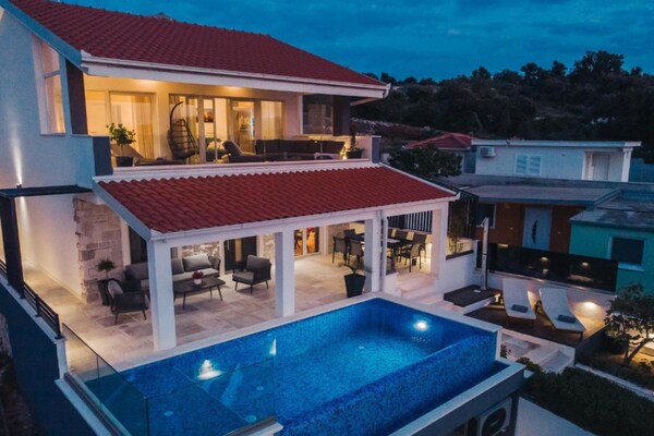Foto van Charming Sunset View Villa with Outdoor Pool - Three Bedroom Villa - Outdoor