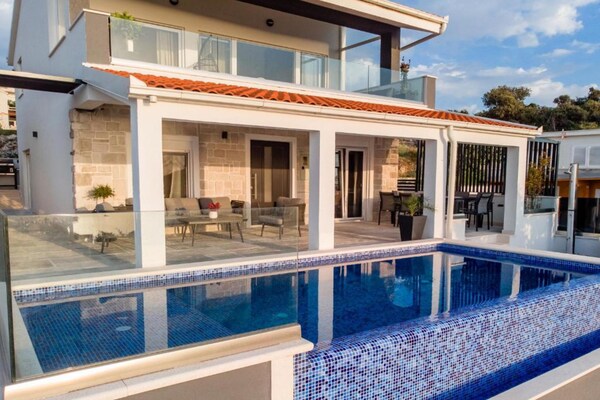 Foto van Charming Sunset View Villa with Outdoor Pool - Three Bedroom Villa - Outdoor