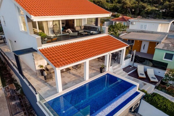 Foto van Charming Sunset View Villa with Outdoor Pool - Three Bedroom Villa - Outdoor