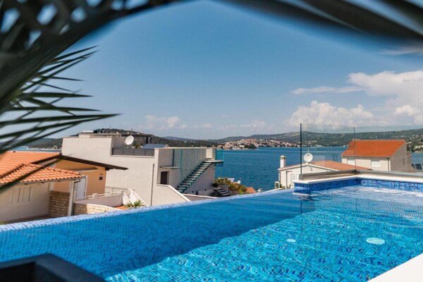 Foto van Charming Sunset View Villa with Outdoor Pool - Three Bedroom Villa - Pool