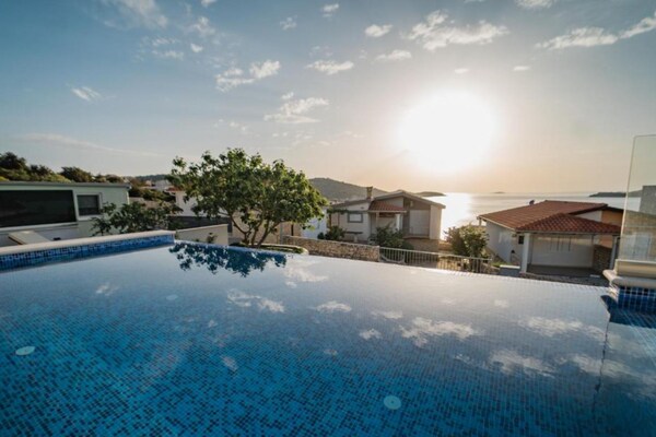 Foto van Charming Sunset View Villa with Outdoor Pool - Three Bedroom Villa - Pool