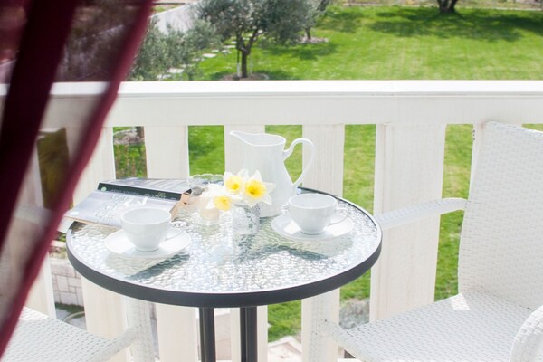 Foto van Comfort Villa Šolo - Comfort Two Bedroom Apartment (Darija) - TerraceBalcony